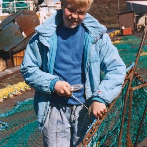 SJ 42448 Einar Sigurðsson, 13 ára gerir trollið klárt. J2-18. 22.06.1991